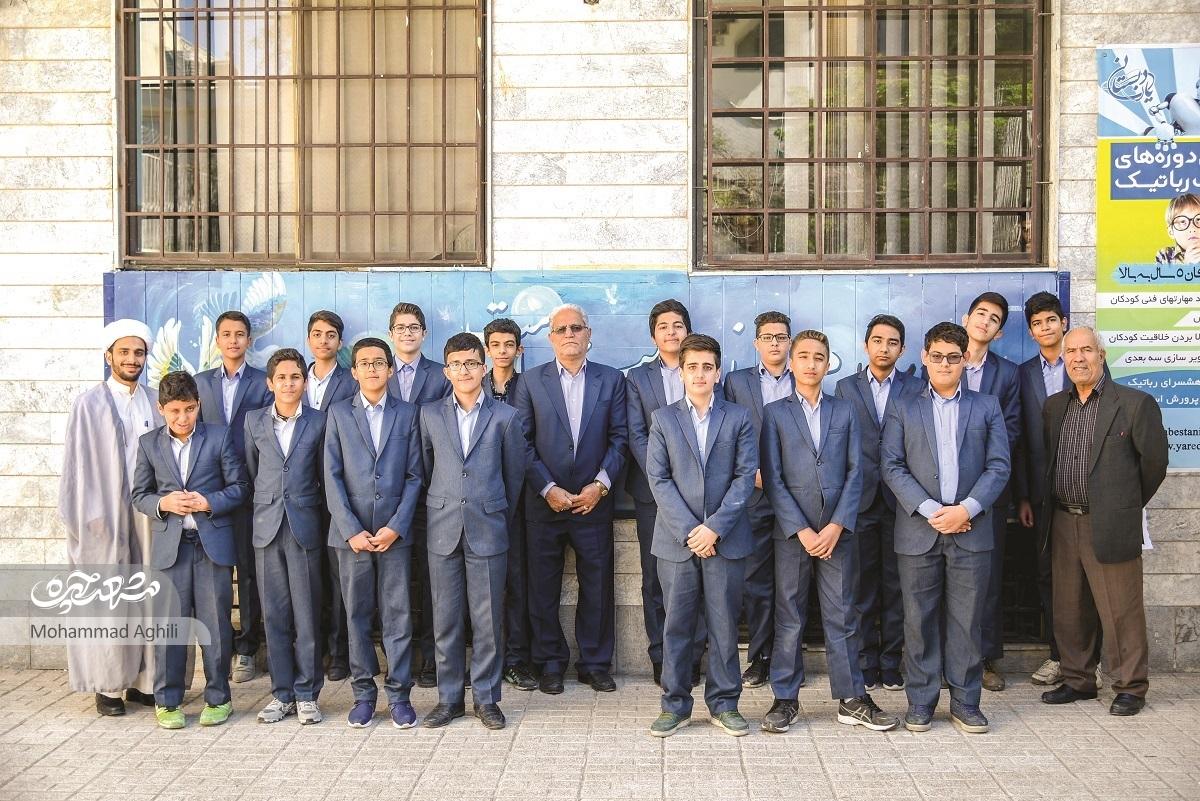 «حسین ارشادی» اولین صندوق وام فرهنگیان در مشهد را راه اندازی کرده است. «حسین ارشادی» اولین صندوق وام فرهنگیان در مشهد را راه اندازی کرده است.