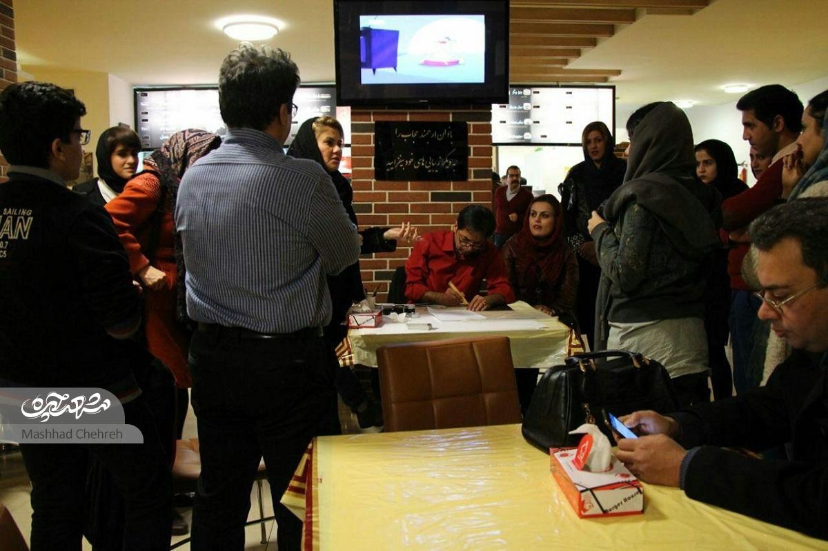 محمد ملک دلش شور خوشنویسی را میزند و این هنر را به رایگان به مردم میآموزد محمد ملک دلش شور خوشنویسی را میزند و این هنر را به رایگان به مردم میآموزد