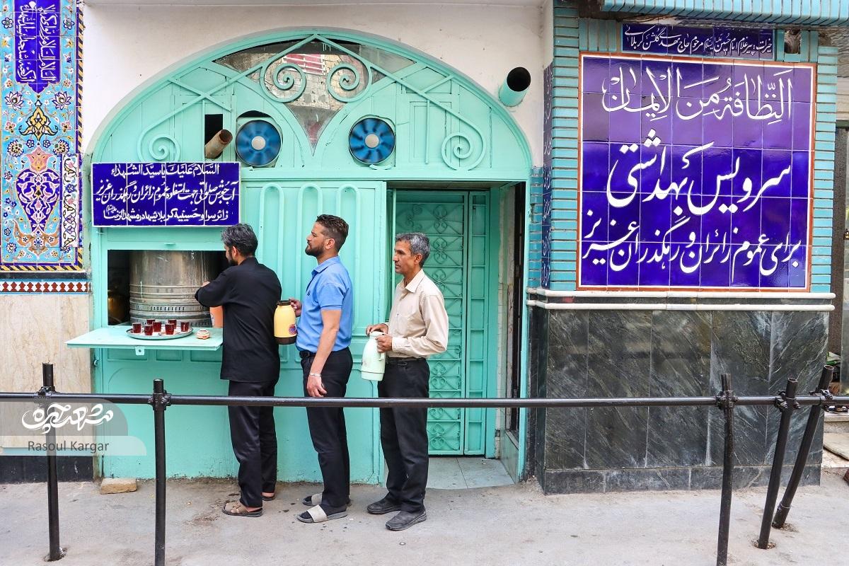 ۴۲ سال پذیرایی حاجصالح از زائر در حسینیه کربلاییها ۴۲ سال پذیرایی حاجصالح از زائر در حسینیه کربلاییها