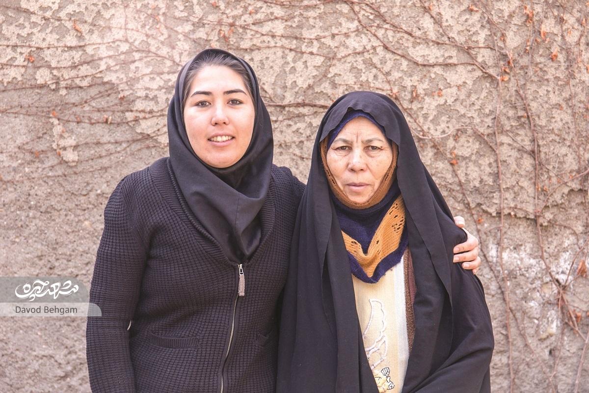 ایستاده در حاشیه پیست دو و میدانی ایستاده در حاشیه پیست دو و میدانی