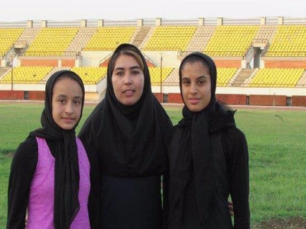 ایستاده در حاشیه پیست دو و میدانی ایستاده در حاشیه پیست دو و میدانی