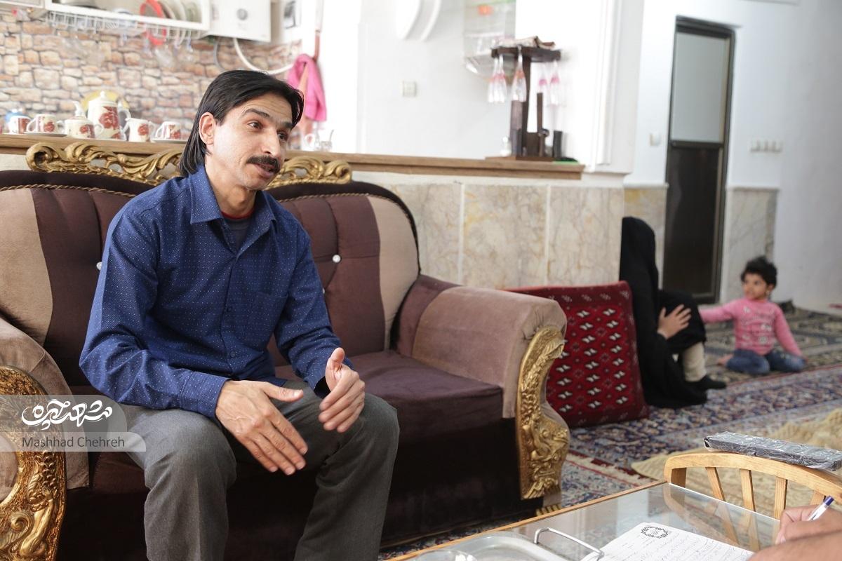 احمد آقا، پدری با مهربانی مادرانه که فرزندانش را تنها بزرگ میکند احمد آقا، پدری با مهربانی مادرانه که فرزندانش را تنها بزرگ میکند