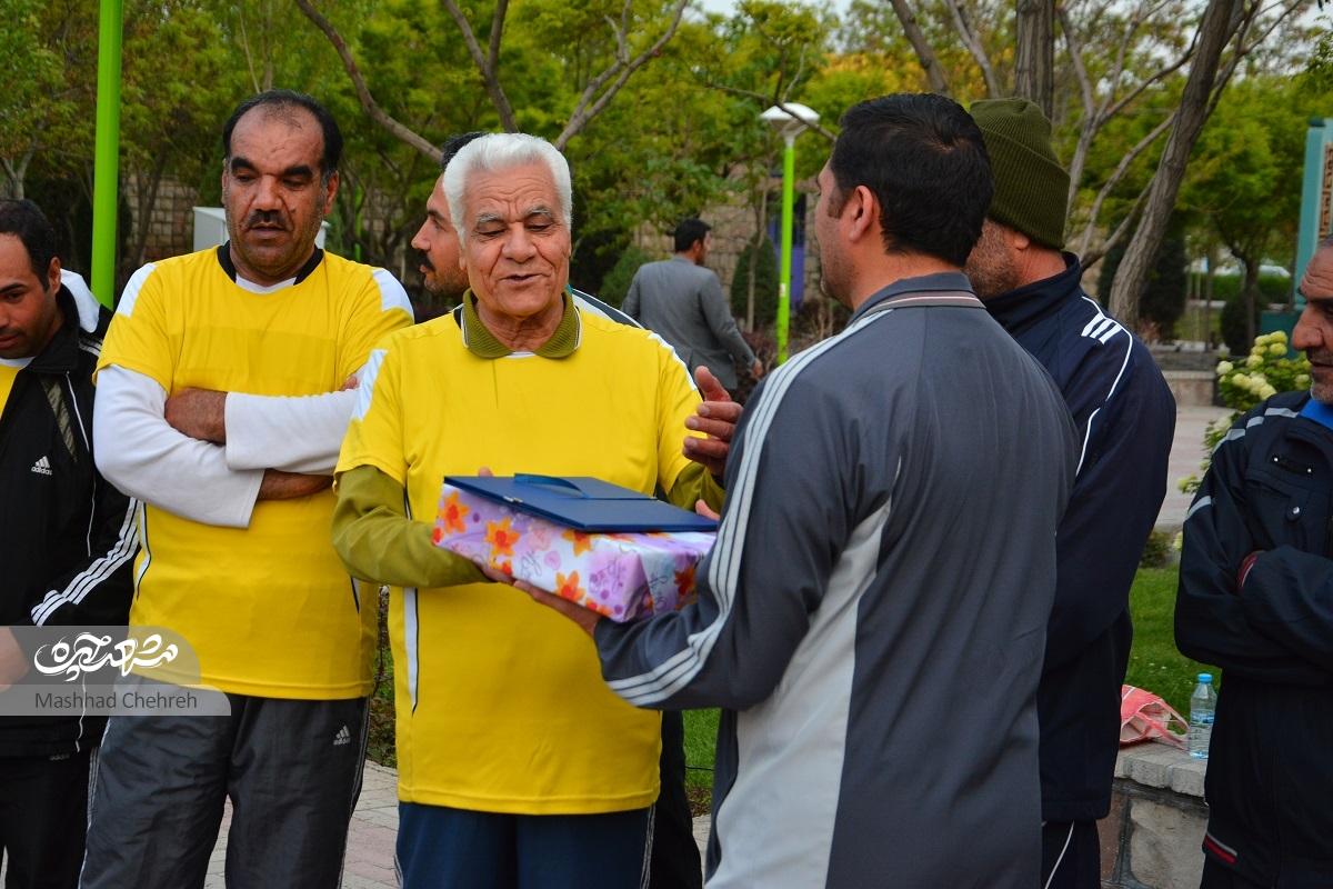 محمد دهقان، مربی ورزش بوستان نیلوفر آبی که ۸ سال است به اهالی محله حجاب، تمرین صبحگاهی میدهد محمد دهقان، مربی ورزش بوستان نیلوفر آبی که ۸ سال است به اهالی محله حجاب، تمرین صبحگاهی میدهد