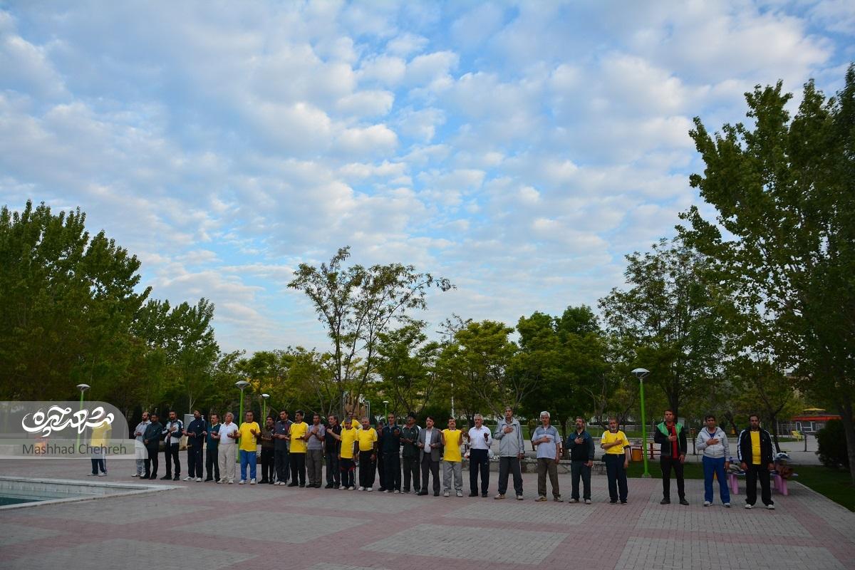 محمد دهقان، مربی ورزش بوستان نیلوفر آبی که ۸ سال است به اهالی محله حجاب، تمرین صبحگاهی میدهد محمد دهقان، مربی ورزش بوستان نیلوفر آبی که ۸ سال است به اهالی محله حجاب، تمرین صبحگاهی میدهد