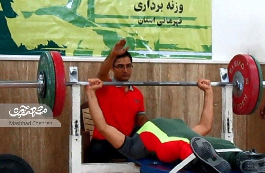 سیدمجتبی حسینی که خود از ناحیه پای راست دچار معلولیت است، سالهاست که در کسوت مربی وزنهبرداری کمتوانان جسمی فعالیت میکند سیدمجتبی حسینی که خود از ناحیه پای راست دچار معلولیت است، سالهاست که در کسوت مربی وزنهبرداری کمتوانان جسمی فعالیت میکند