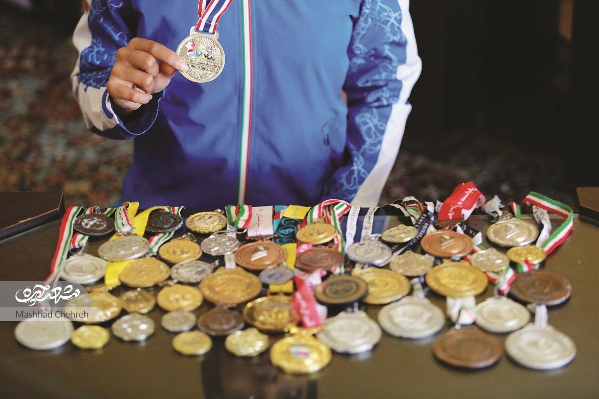 دختر دونده محله انقلاب دختر دونده محله انقلاب