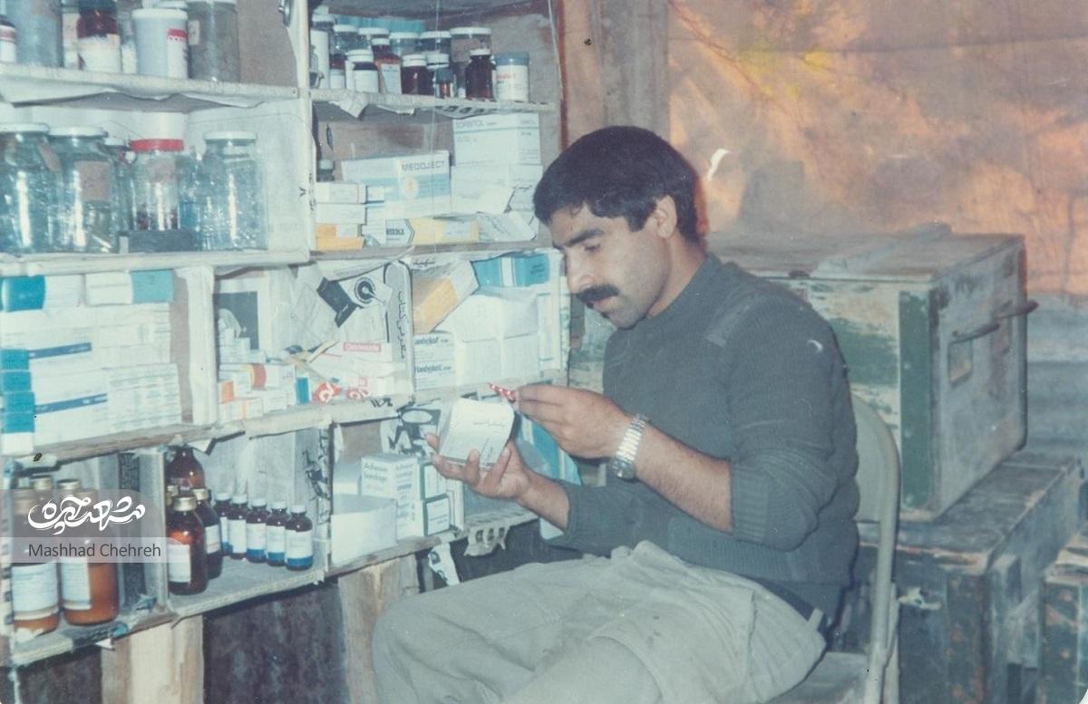 پزشکیار عکاس دفاع مقدس، ۲۰۰ عکس از زوایای پیدا و پنهان جنگ گرفته است. پزشکیار عکاس دفاع مقدس، ۲۰۰ عکس از زوایای پیدا و پنهان جنگ گرفته است.