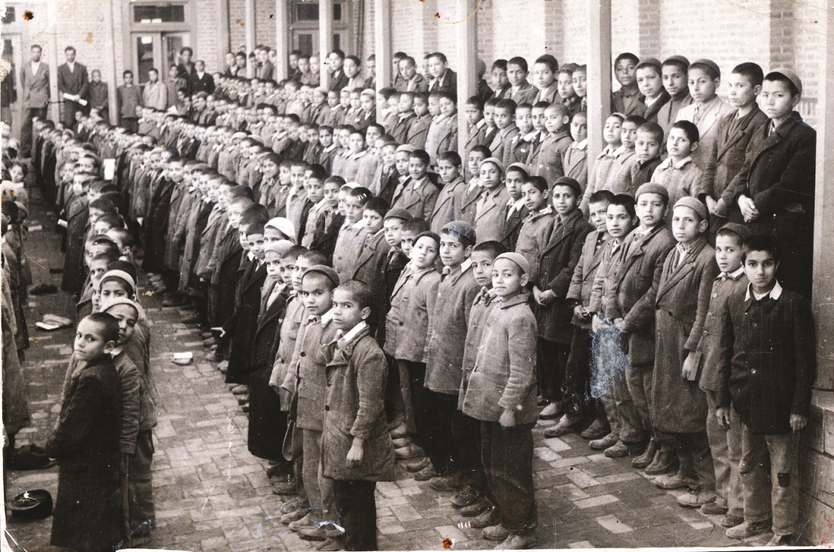 چرخی در کلاسهایی که پدران و پدربزرگهای ما شاگردش بودند چرخی در کلاسهایی که پدران و پدربزرگهای ما شاگردش بودند