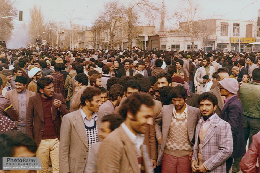 سه دوست قدیمی محله فردوسی در راه پیماییهای انقلاب هم را پیدا کردند سه دوست قدیمی محله فردوسی در راه پیماییهای انقلاب هم را پیدا کردند