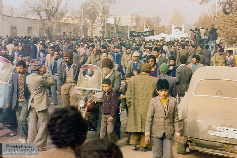سه دوست قدیمی محله فردوسی در راه پیماییهای انقلاب هم را پیدا کردند سه دوست قدیمی محله فردوسی در راه پیماییهای انقلاب هم را پیدا کردند