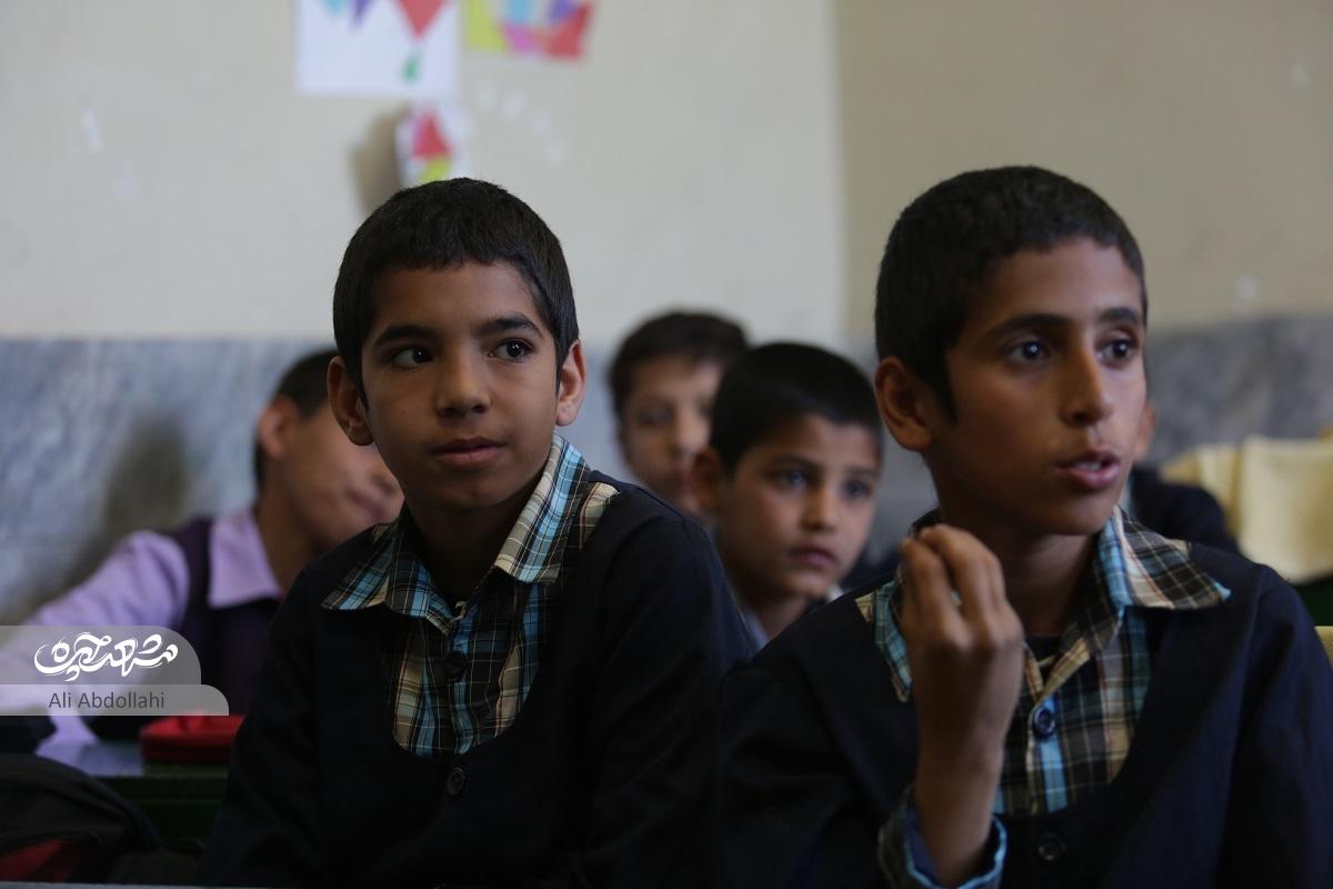 دانش‌آموزان دبستان شهید جهانی روستای دهشک سرانجام به پابوسی آقا رفتند