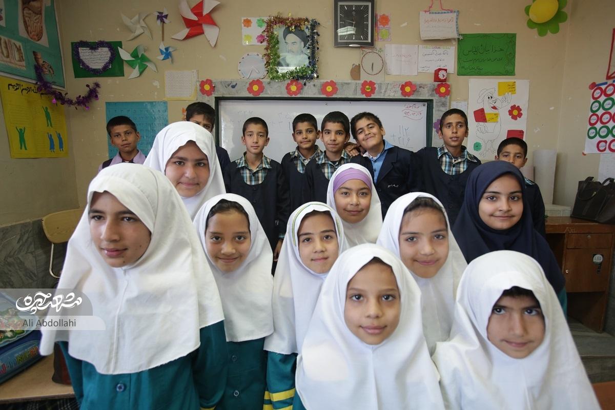 دانش‌آموزان دبستان شهید جهانی روستای دهشک سرانجام به پابوسی آقا رفتند