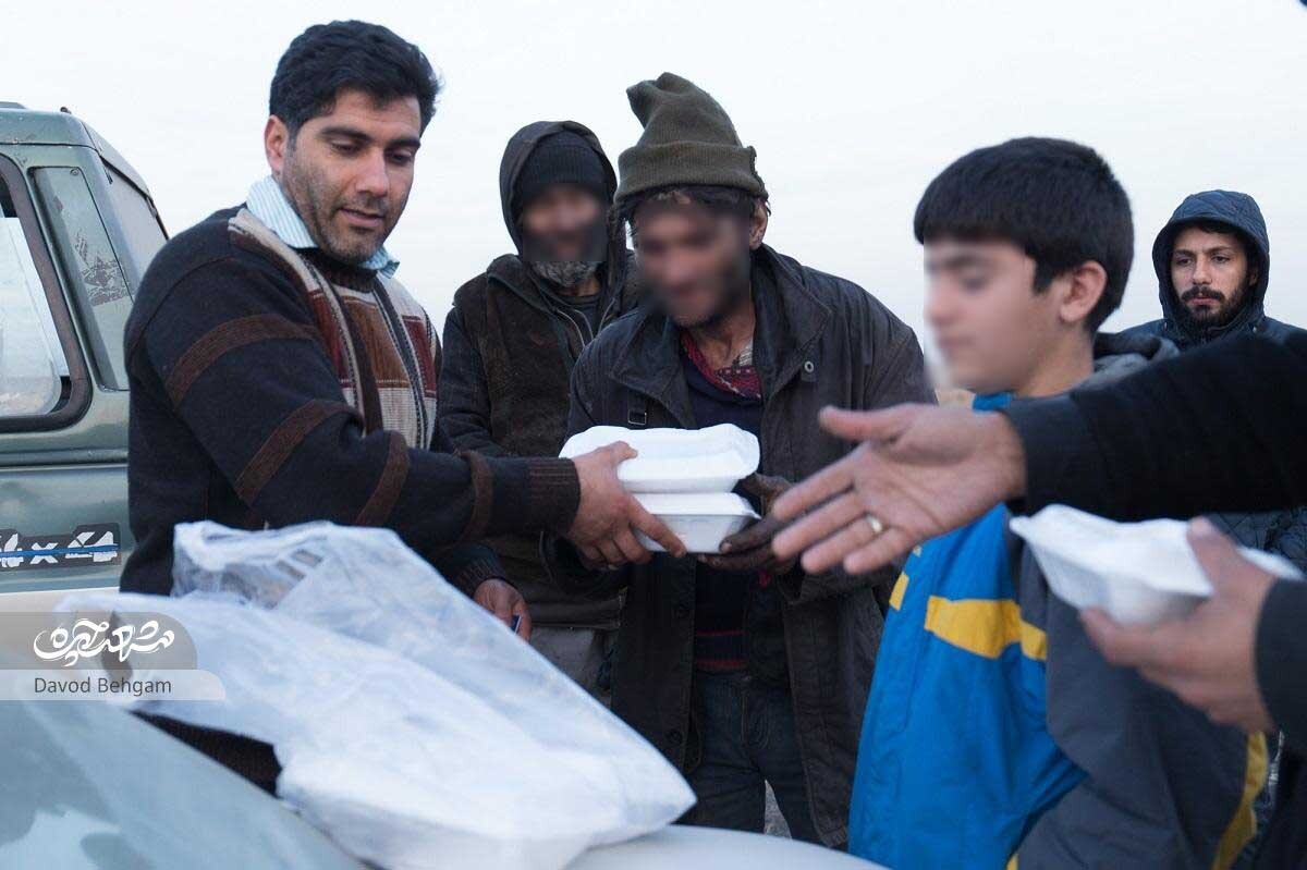 نجات‌یافتگان از اعتیاد هر چهارشنبه برای کارتن خواب‌ها غذا می‌پزند