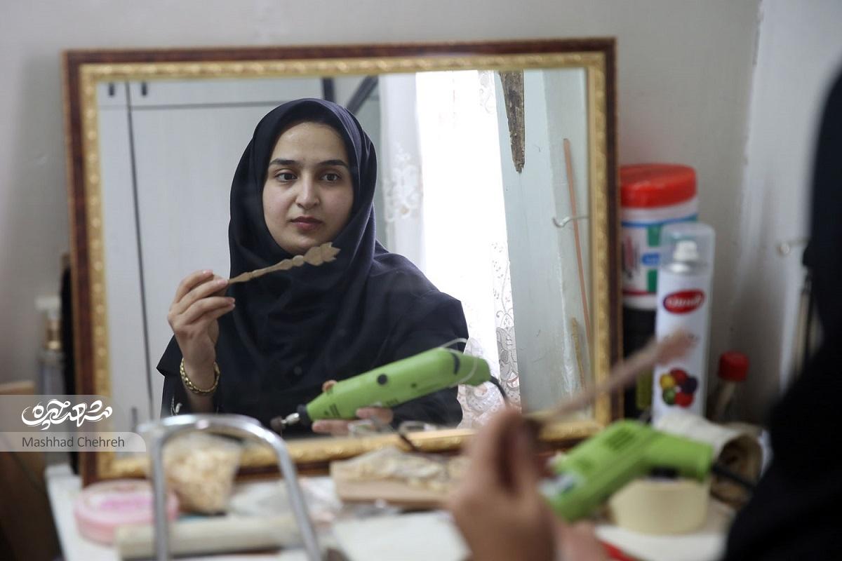 با درآمد اندک و سختی کار معرق میسازم با درآمد اندک و سختی کار معرق میسازم