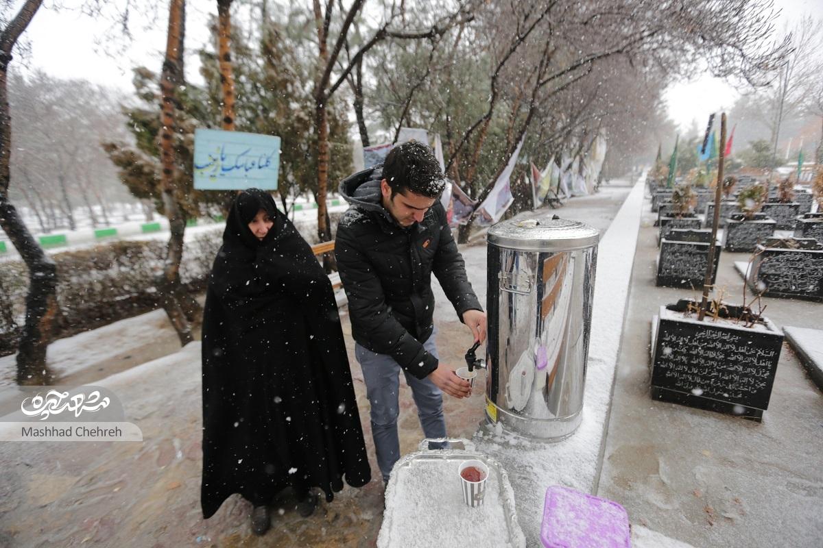 خانواده خراسانی هر هفته سر مزار شهدای مدافع حرم حاضر می‌شوند