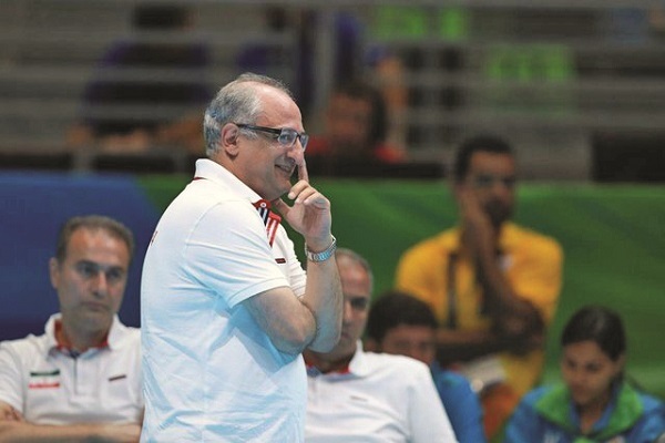 ایستاده بر قله والیبال نشسته ایستاده بر قله والیبال نشسته