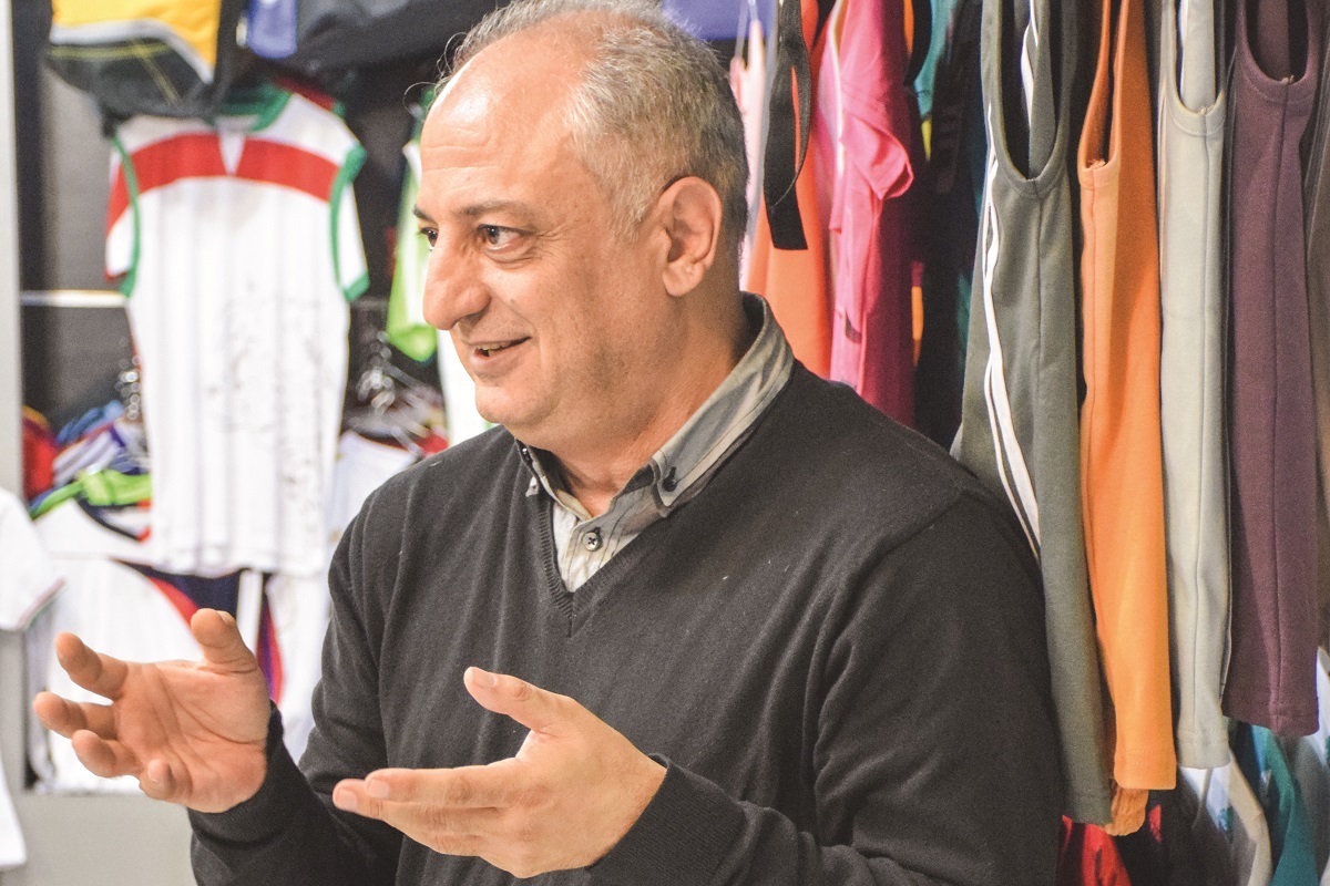 ایستاده بر قله والیبال نشسته ایستاده بر قله والیبال نشسته