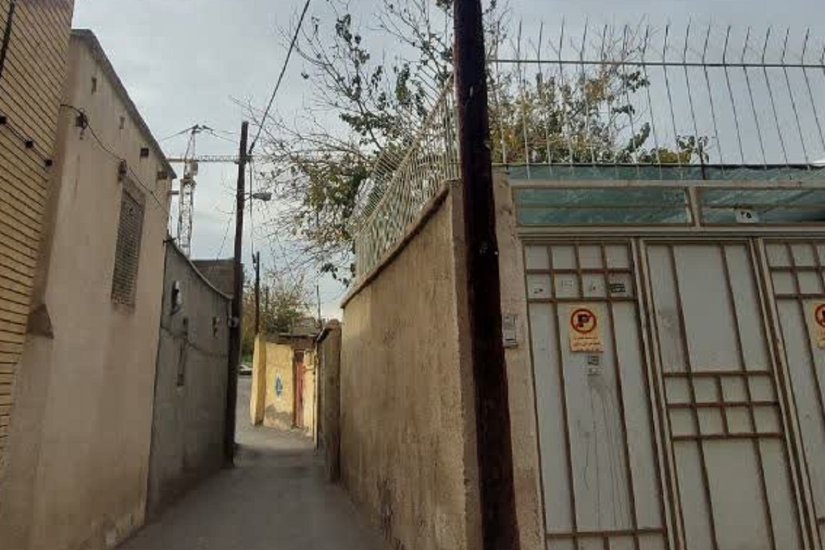 نشانه‌های قدیمی در کوچه میرزاخان