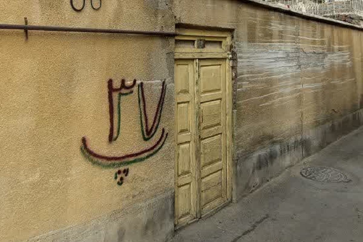 نشانه‌های قدیمی در کوچه میرزاخان