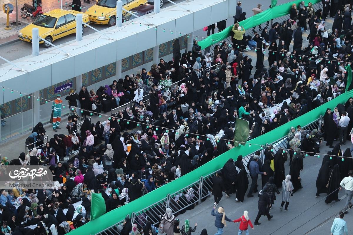 سفره افطار ۶ کیلومتری که در خیابان امامرضا (ع) پهن شد سفره افطار ۶ کیلومتری که در خیابان امامرضا (ع) پهن شد