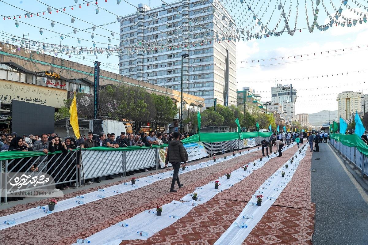 سفره افطار ۶ کیلومتری که در خیابان امامرضا (ع) پهن شد سفره افطار ۶ کیلومتری که در خیابان امامرضا (ع) پهن شد