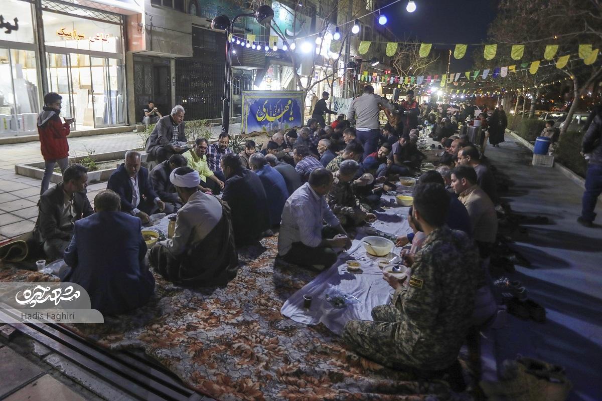 یک محله دور سفره افطاری یک محله دور سفره افطاری