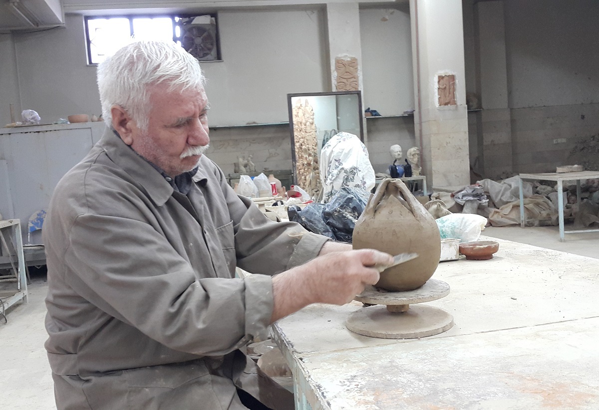 استاد «محمدعلی فضلینژاد» را به نام پدر سفالگری خراسان می شناسند استاد «محمدعلی فضلینژاد» را به نام پدر سفالگری خراسان می شناسند