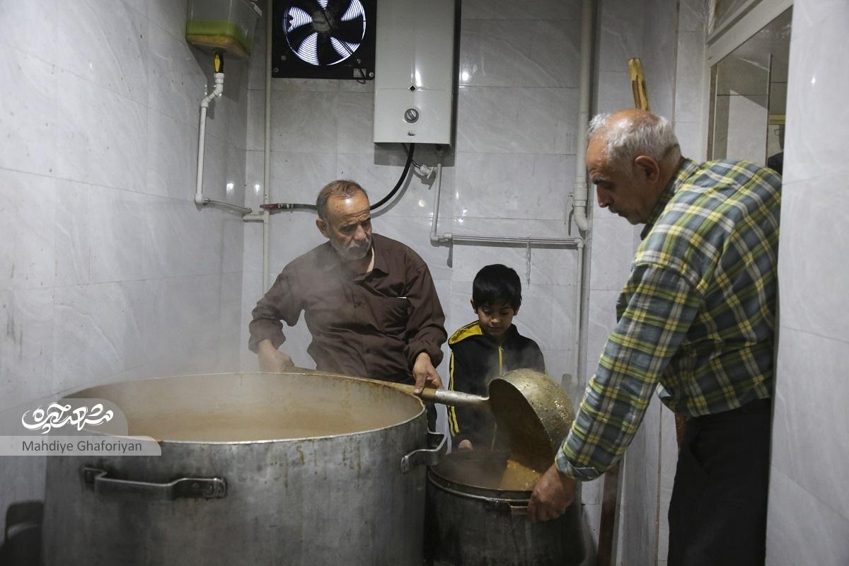 افطاری دسته جمعی اهالی محله آب و برق