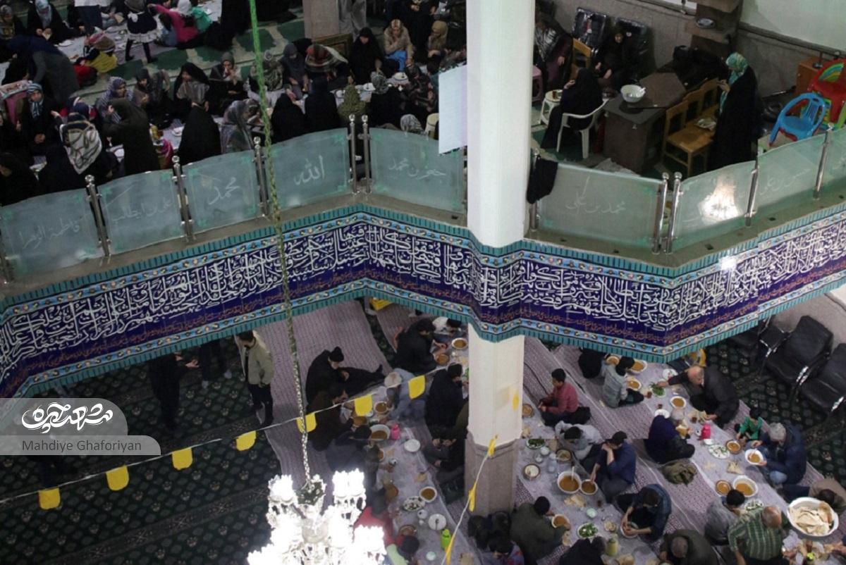 افطاری دسته جمعی اهالی محله آب و برق