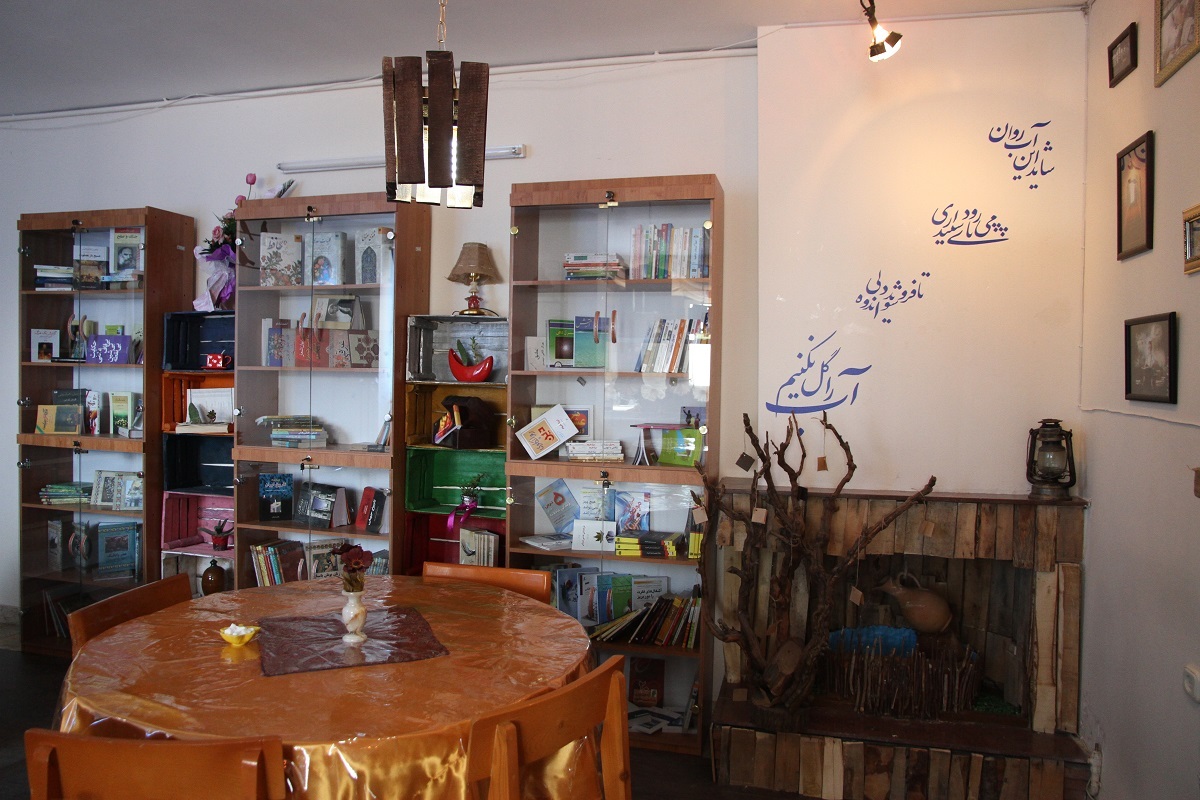 اولین کتابخانه محلی خیابان کوثر به دست دانشجویان راه اندازی شد اولین کتابخانه محلی خیابان کوثر به دست دانشجویان راه اندازی شد