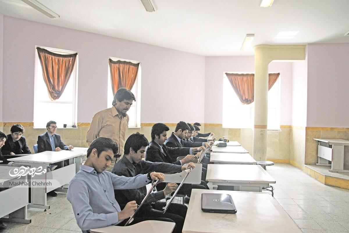 تنها هنرستان هنرهای زیبای پسرانِ استان خراسان در خیابان ادیب است تنها هنرستان هنرهای زیبای پسرانِ استان خراسان در خیابان ادیب است