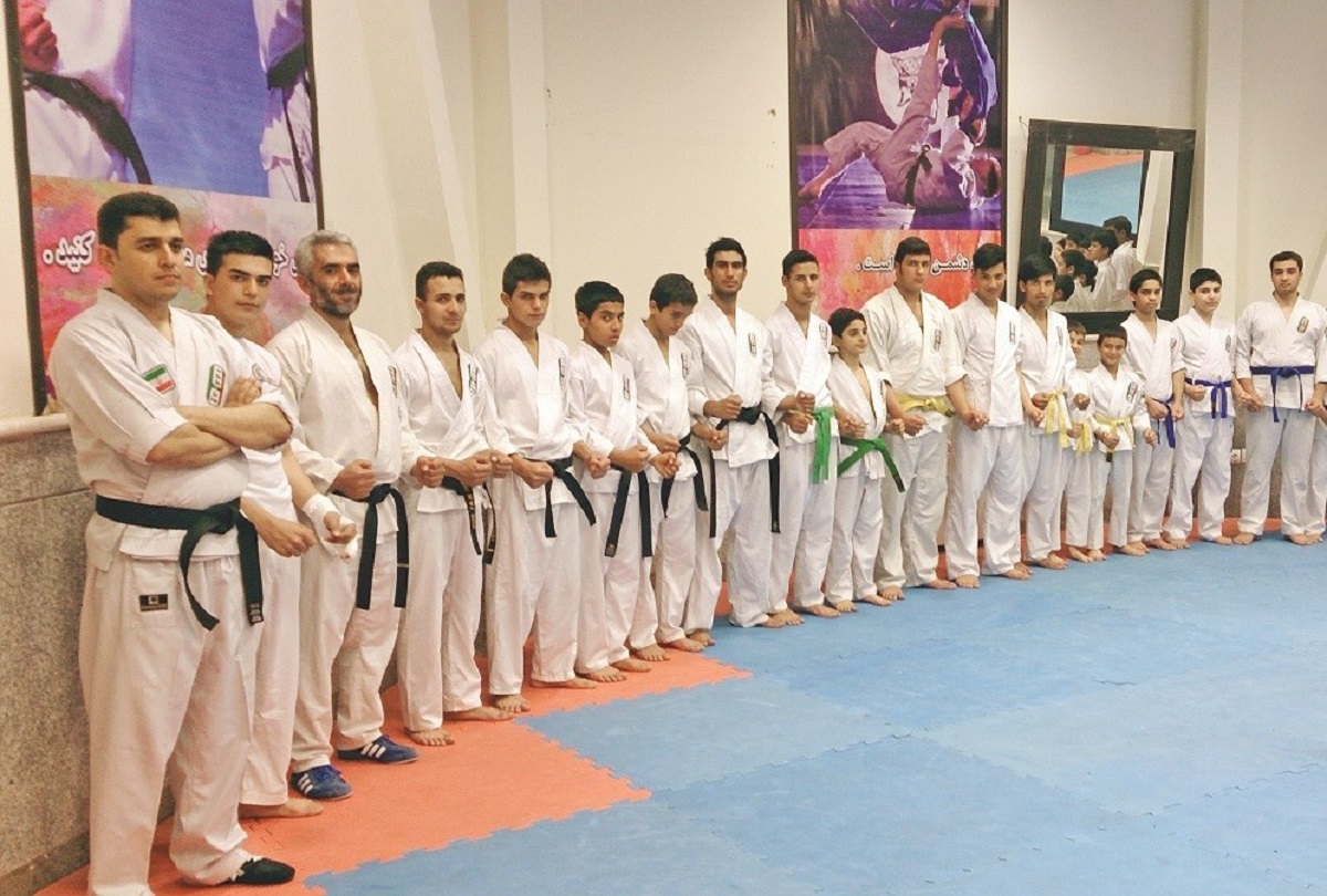 سعید دهنوری باشگاه ورزشی رزمی برای کودکان محله مجیدیه راه اندازی کرده است