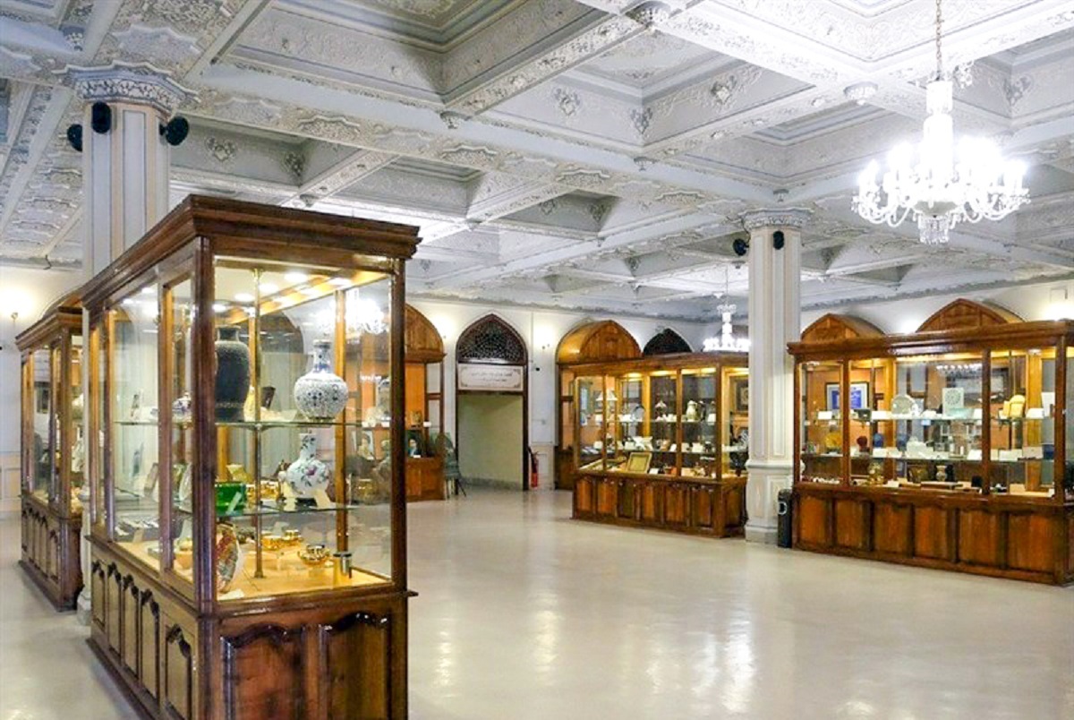 مرور اشیای نفیس اهداشده رهبری در موزه حرم رضوی مرور اشیای نفیس اهداشده رهبری در موزه حرم رضوی