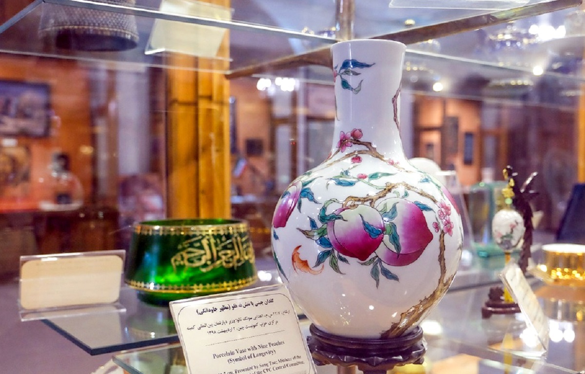 مرور اشیای نفیس اهداشده رهبری در موزه حرم رضوی مرور اشیای نفیس اهداشده رهبری در موزه حرم رضوی