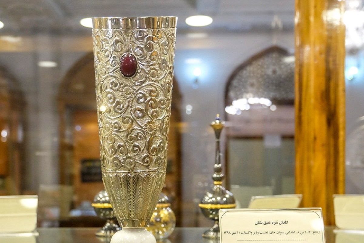 مرور اشیای نفیس اهداشده رهبری در موزه حرم رضوی مرور اشیای نفیس اهداشده رهبری در موزه حرم رضوی