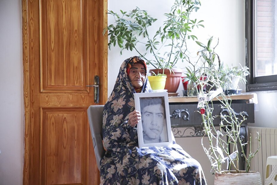 مامان گلی هر روز از زیر تابلو برای حمید دست تکان می‌دهد