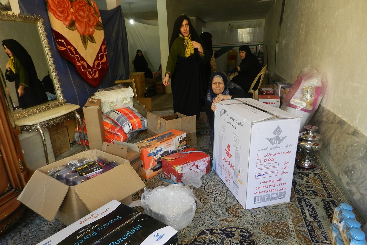 مهری صمدی و خیران محلی به زندگی هزار زوج جوان سر و سامان دادهاند مهری صمدی و خیران محلی به زندگی هزار زوج جوان سر و سامان دادهاند