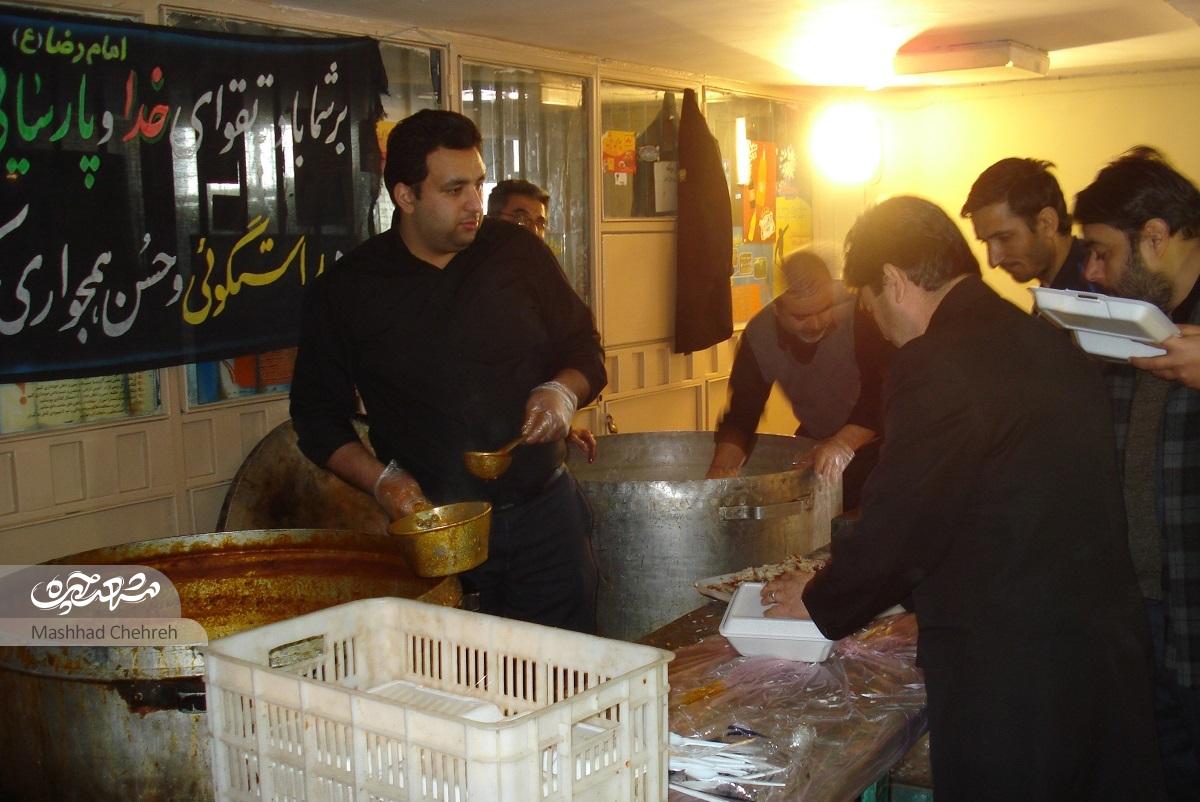 «فراشان امام رضا (ع)» ۱۳ سال است که میزبان زائران پیاده در ورودی غرب مشهد هستند