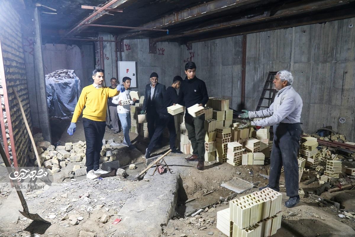 هر هفته جمعی از ساکنان دور و نزدیک سرافراران در ساخت مسجد  محله‌شان مشارکت می‌کنندمدال کارگری سیدالشهدا(ع)