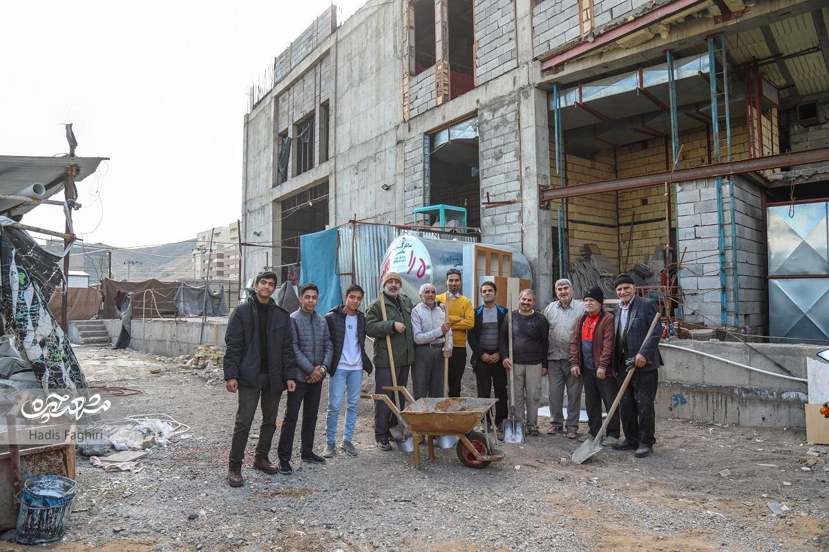 هر هفته جمعی از ساکنان دور و نزدیک سرافراران در ساخت مسجد  محله‌شان مشارکت می‌کنندمدال کارگری سیدالشهدا(ع)