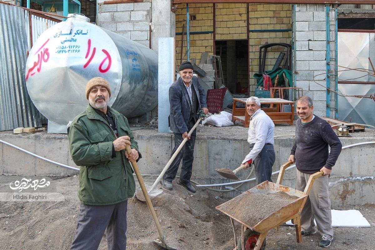 هر هفته جمعی از ساکنان دور و نزدیک سرافراران در ساخت مسجد  محله‌شان مشارکت می‌کنندمدال کارگری سیدالشهدا(ع)