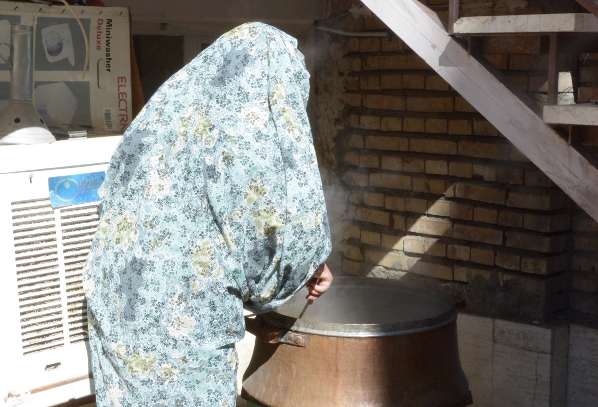 ۱۵ سال است که بساط سمنوپزان عید در خانه زهرا خانم گرم است