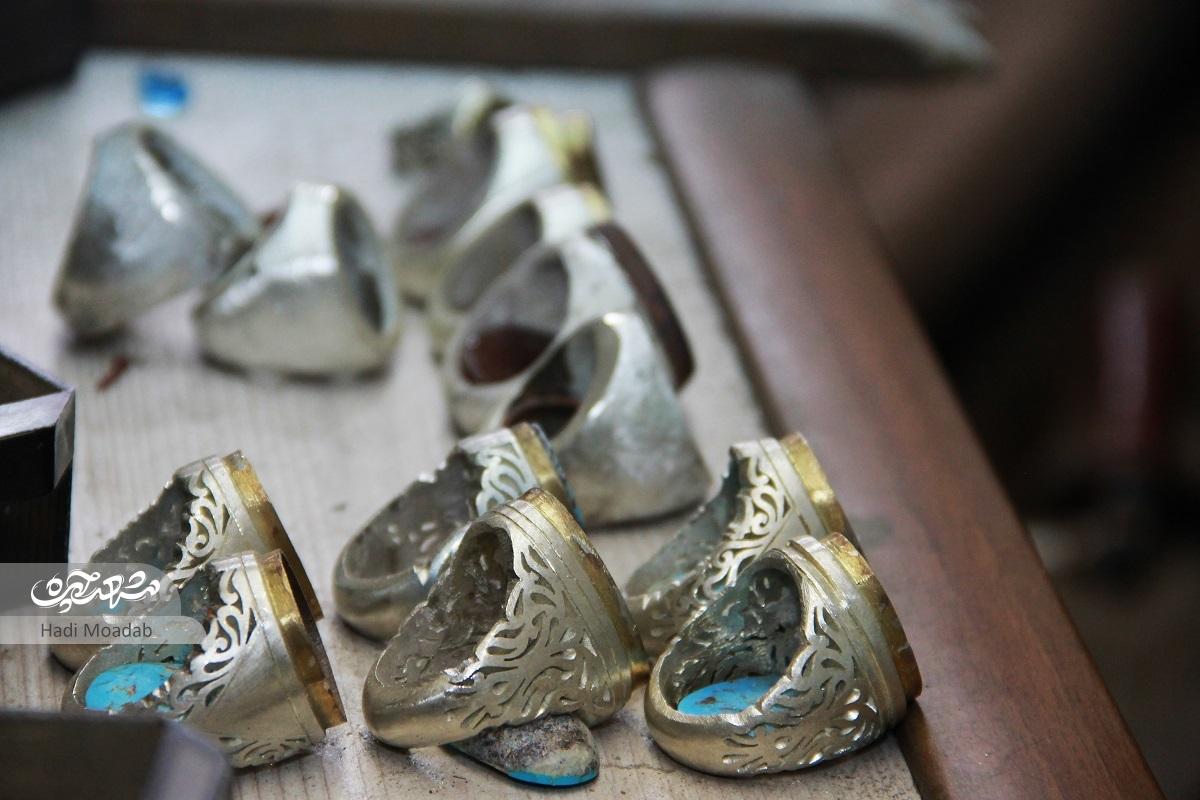 محمود نوقابی ازجمله انگشترسازان قدیمی‌ محله میثم است