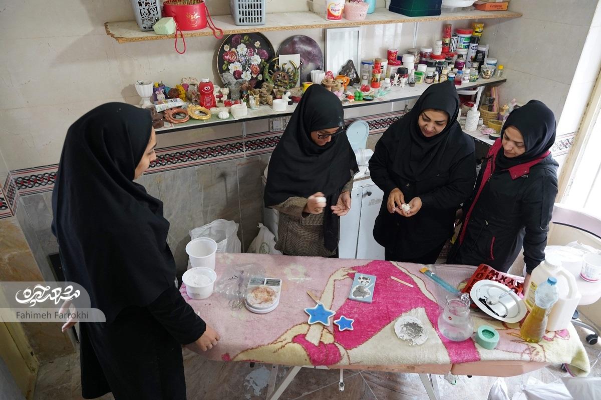 هنرمند محله طبرسی شمالی مهارتش را میبخشد هنرمند محله طبرسی شمالی مهارتش را میبخشد