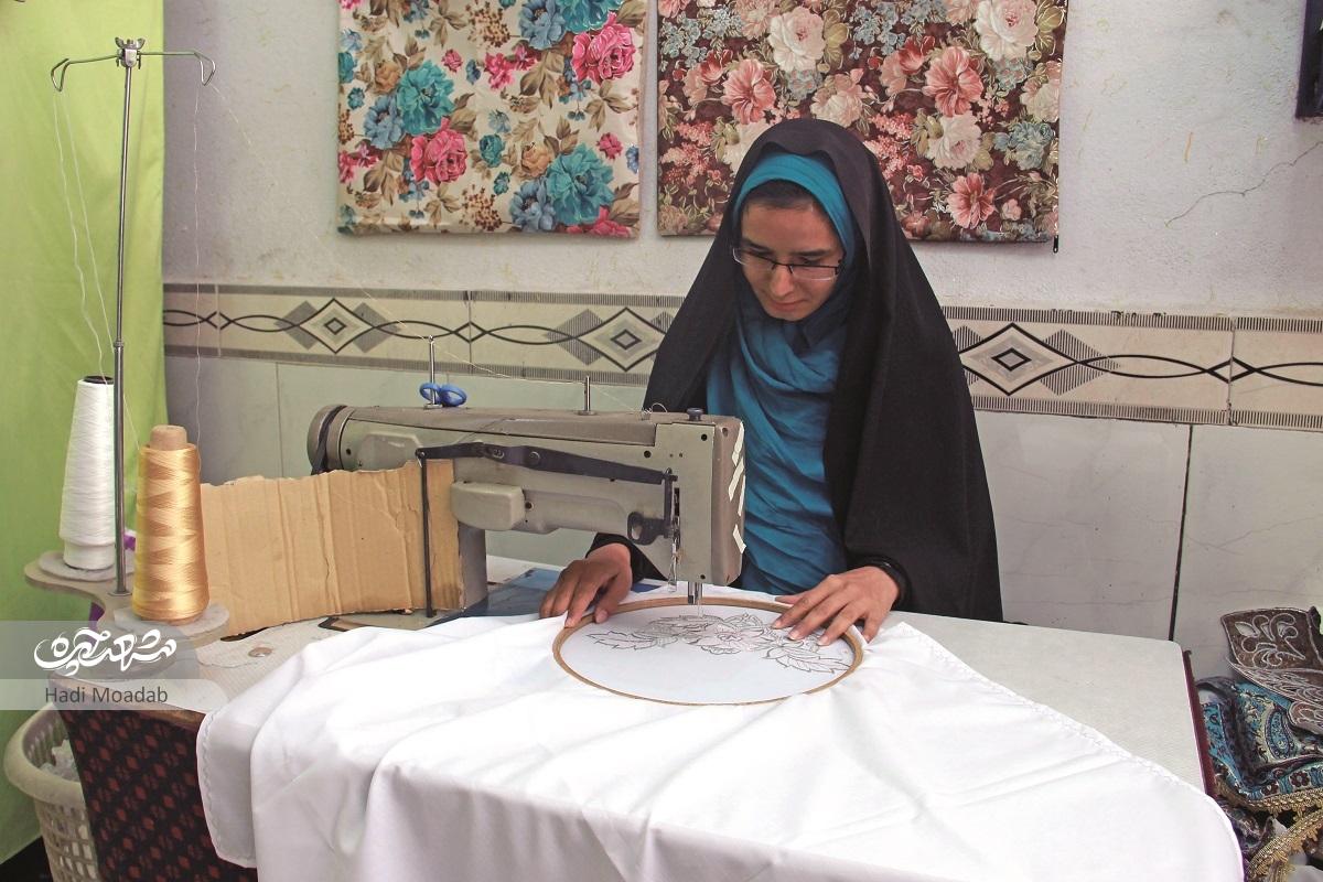 گلدوزیهای علی شمشیری از افغانستتان هم مشتری دارد گلدوزیهای علی شمشیری از افغانستتان هم مشتری دارد