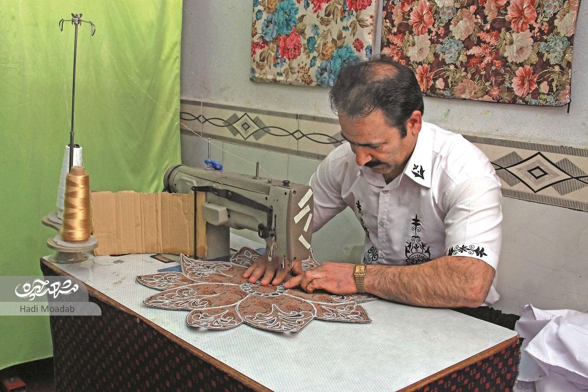 گلدوزیهای علی شمشیری از افغانستتان هم مشتری دارد گلدوزیهای علی شمشیری از افغانستتان هم مشتری دارد