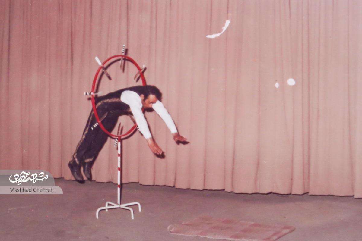 محمدرضا مدبری مردم را با جُنگهای مختلف در پارک «ملت» مشهد سرگرم میکرد محمدرضا مدبری مردم را با جُنگهای مختلف در پارک «ملت» مشهد سرگرم میکرد