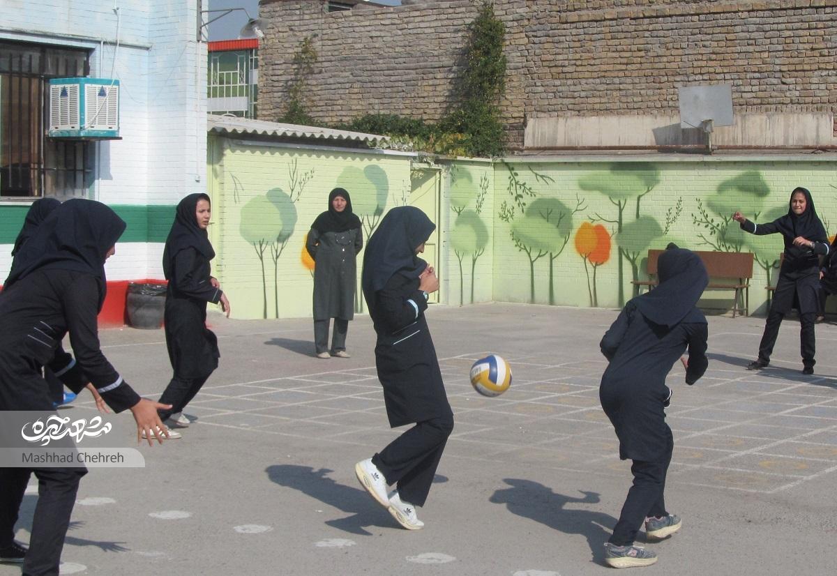 دختران دبیرستان نجمه صدری در زنگ ورزش «هفتسنگ»، «زو» و «وسطی» بازی میکنند دختران دبیرستان نجمه صدری در زنگ ورزش «هفتسنگ»، «زو» و «وسطی» بازی میکنند