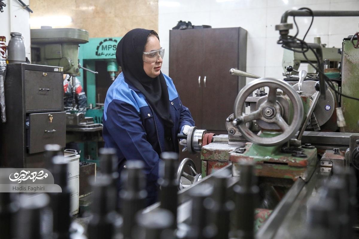 میترا امیری بیش از ۲۰ سال است که تجربه تراشکاری دارد میترا امیری بیش از ۲۰ سال است که تجربه تراشکاری دارد