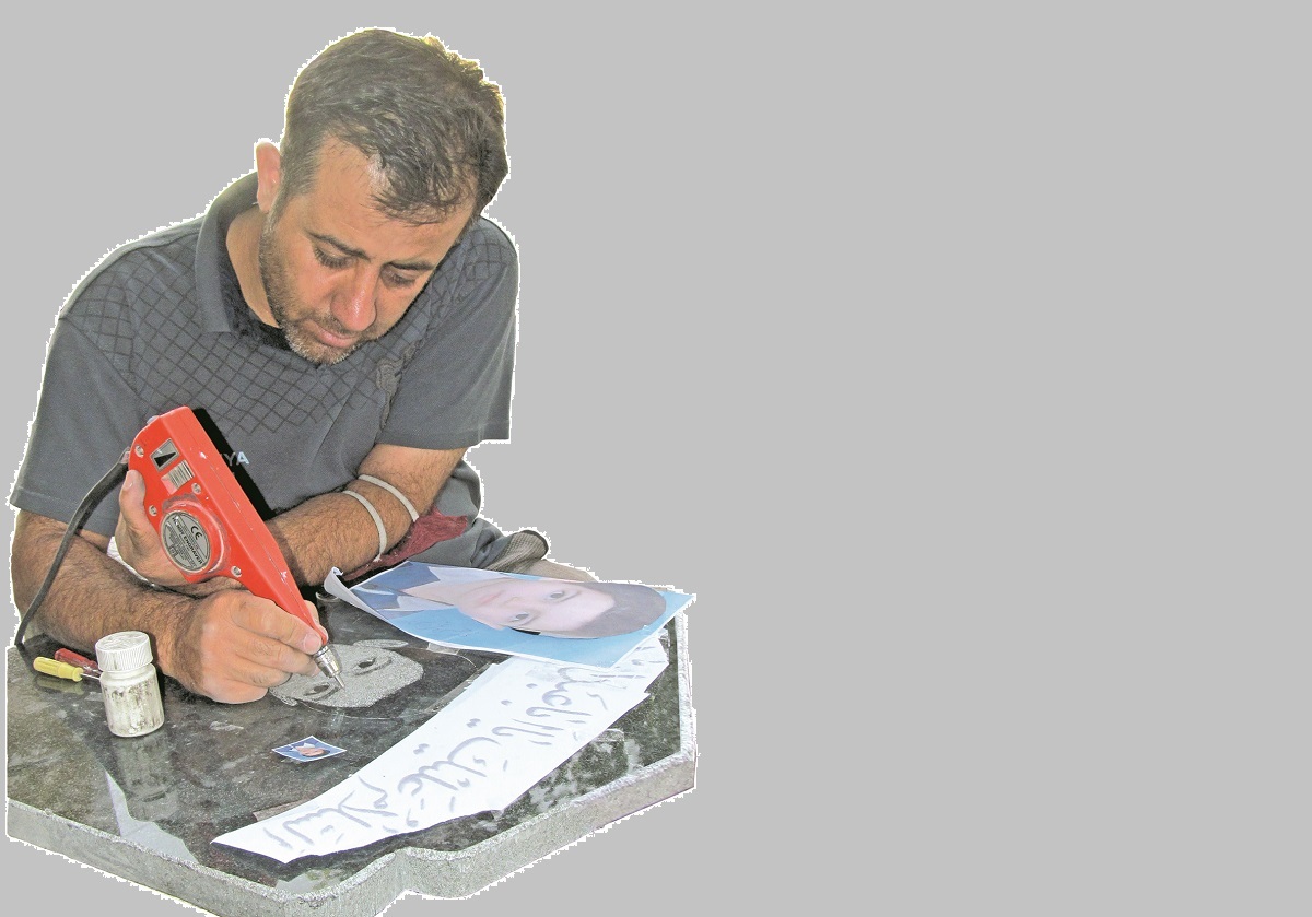 سازنده سنگ قبر محله خواجه ربیع شغلش را دوست ندارد